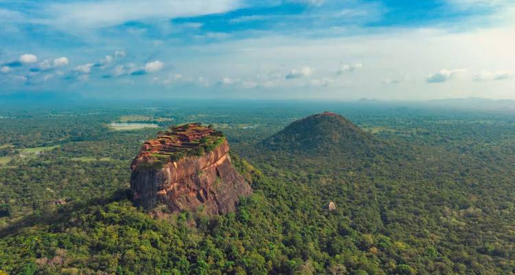Vue aérienne de la majestueuse forteresse rocheuse de Sigiriya dominant la forêt verte sans fin.