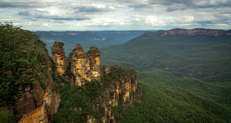 Vue classique des trois piliers rocheux des Three Sisters s'élevant au-dessus de la forêt d'eucalyptus sans fin
