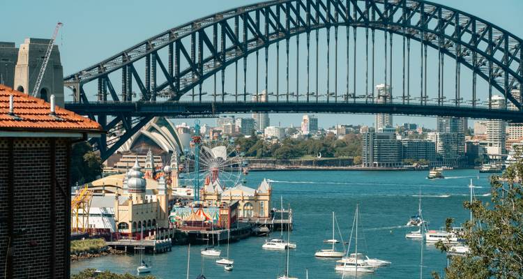 Le Pont du port de Sydney en acier arqué encadrant Luna Park et l'Opéra House de l'autre côté de l'eau étincelante