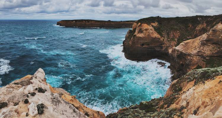 Les falaises côtières escarpées et les vagues turquoise déferlant le long de la Great Ocean Road
