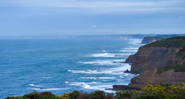 Long tronçon de falaises marines spectaculaires s'estompant au loin le long de la Great Ocean Road