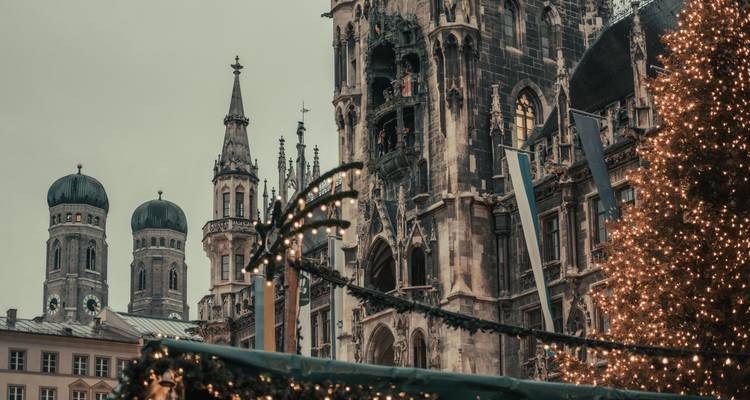L'Hôtel de Ville Neuf de Munich et le sapin de Noël avec les deux clochers en oignon de la Frauenkirche en arrière-plan.