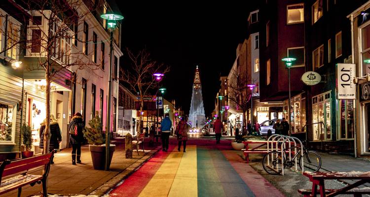 La rue arc-en-ciel Skólavörðustígur de Reykjavik brille de lumières colorées menant vers la Hallgrimskirkja la nuit.