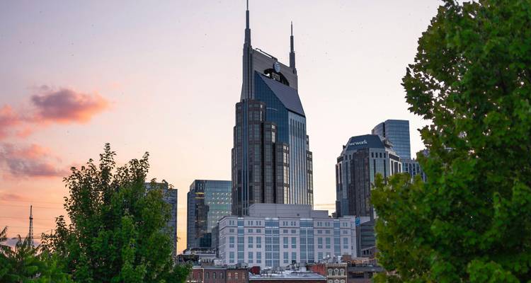 El horizonte de Nashville al atardecer con el icónico Batman Building en primer plano.