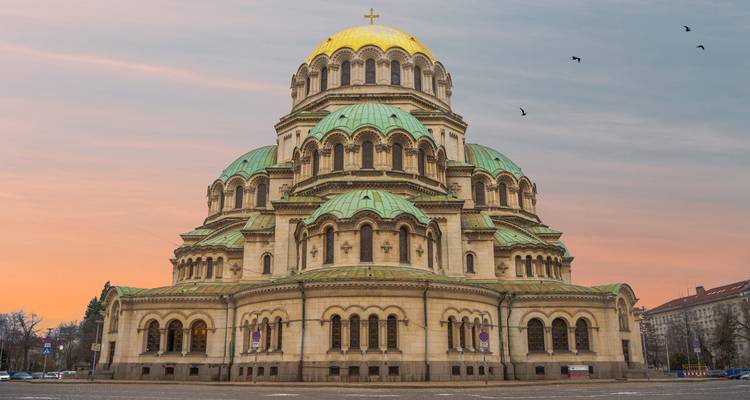 La magnífica Catedral de Alejandro Nevsky en Sofía brillando en el cielo de colores pastel al amanecer