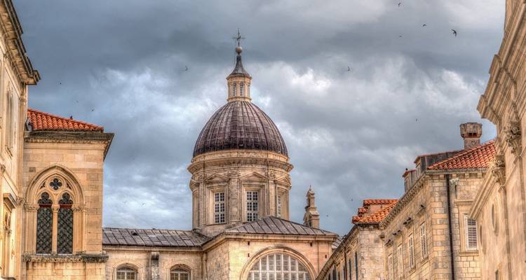 Edificio con cúpula de arquitectura intrincada en Dubrovnik.