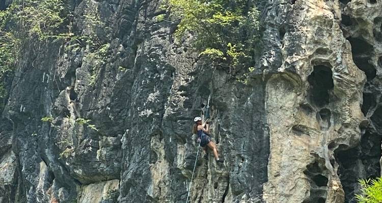 Personne faisant de l'escalade sur une falaise de calcaire.