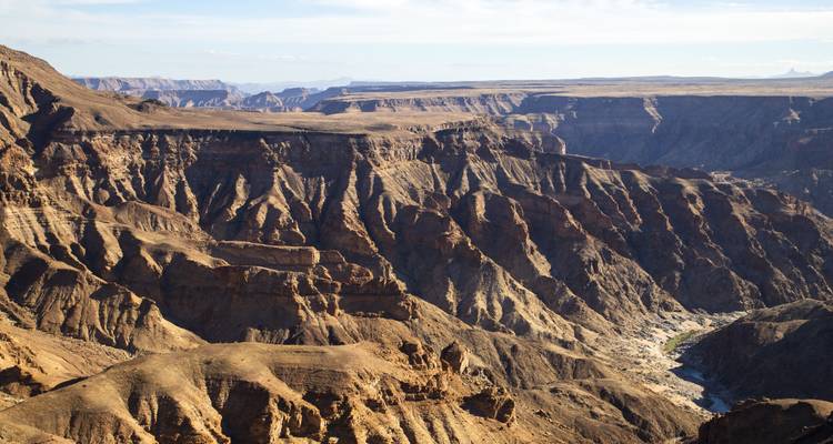 Uitgestrekt uitzicht op Fish River Canyon met zichtbare geologische formaties.