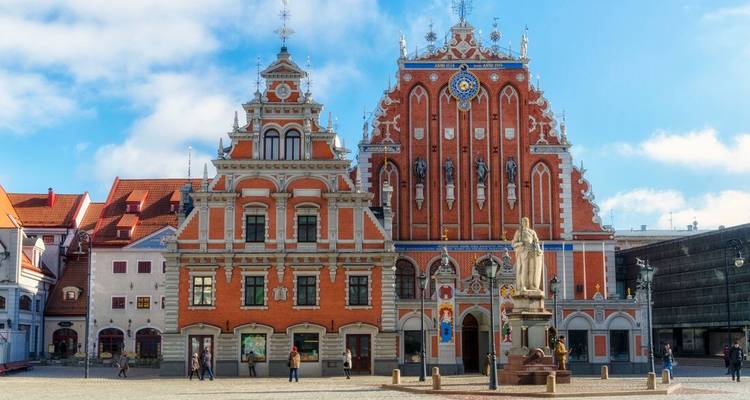 Bâtiment historique orné de statues sur une place de la ville.