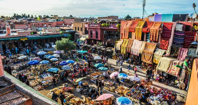 Vista colorida de los tejados del bullicioso mercado de Marrakesh lleno de puestos y sombrillas