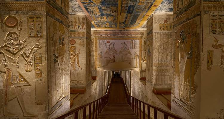 Aufwendiger Korridor in einem ägyptischen Grab mit Hieroglyphen und Verzierungen.