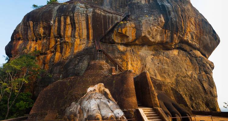 Impresionante entrada con forma de pata de león y empinada escalera de ladrillos de la Roca de Sigiriya a la luz del amanecer.