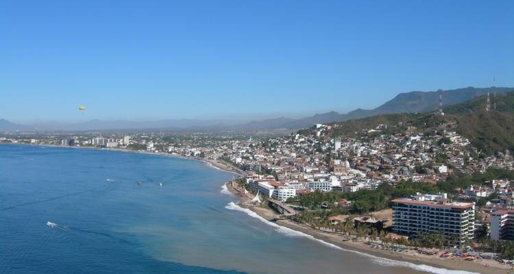 Luftaufnahme der Küste von Puerto Vallarta mit Strand und Stadtpanorama.