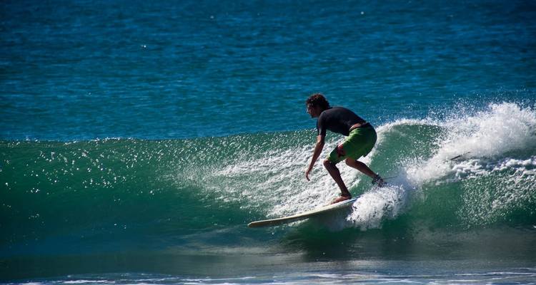 Personne surfant sur une vague dans l'océan.