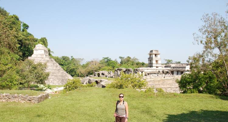Personne debout devant les ruines de Palenque.
