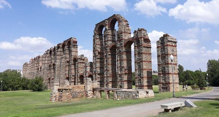 Ruinas de acueducto de estilo romano antiguo.