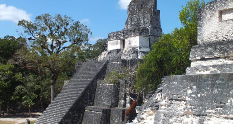 Las ruinas de un templo antiguo con escalones de piedra.