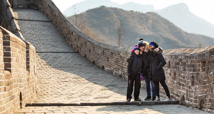 Groep mensen poseert op de Chinese Muur.