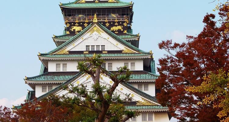 Un château japonais traditionnel avec des arbres automnaux.