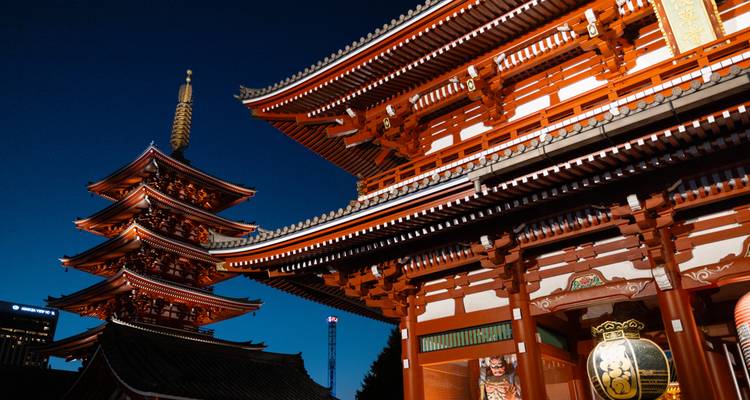 Le temple Sensoji magnifiquement illuminé la nuit