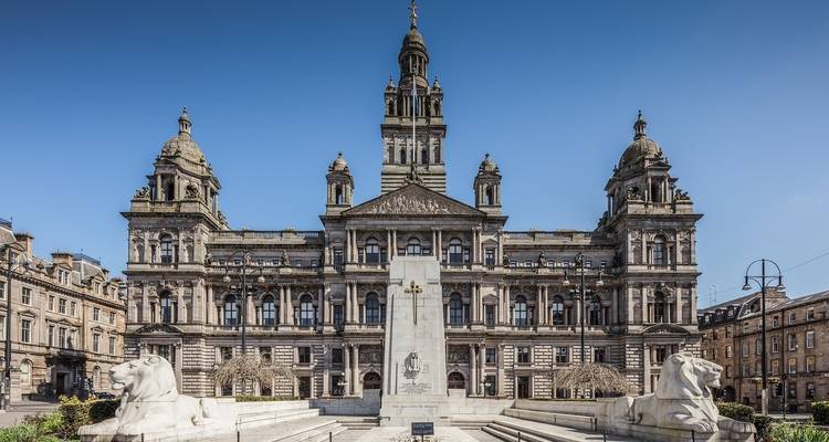 Grand bâtiment historique avec des statues de lions, probablement les Chambers de la ville de Glasgow.