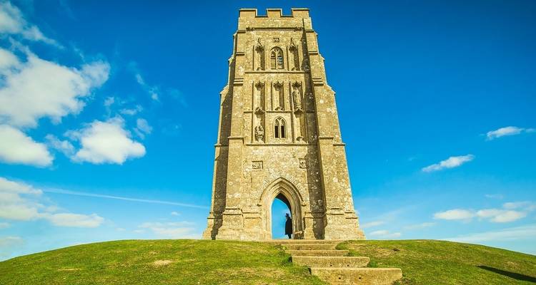 Glastonbury Tor dans un cadre de ciel bleu clair.