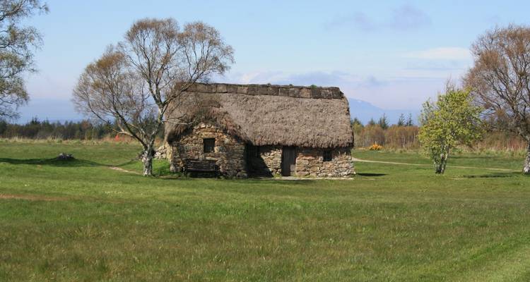 Reetdachhaus in einer ruhigen ländlichen Landschaft.
