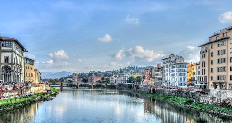 Blick auf den Arno und die umliegende Architektur in Florenz.