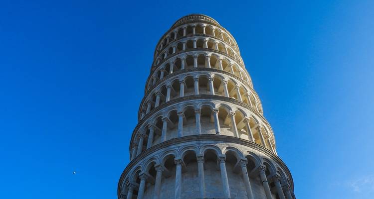 Der Schiefe Turm von Pisa vor einem klaren blauen Himmel.