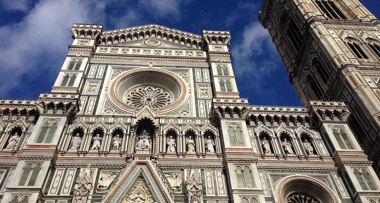 Fassade des Doms von Florenz mit blauem Himmel.