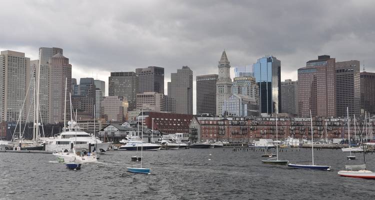 Le port de Boston avec des voiliers et l'horizon de la ville.