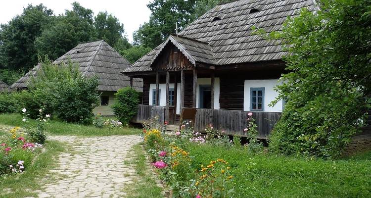 Maisons traditionnelles en bois avec jardins fleuris.
