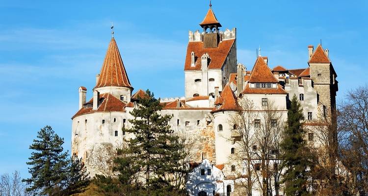 Le Château de Bran, connu sous le nom de Château de Dracula, sous un ciel bleu.