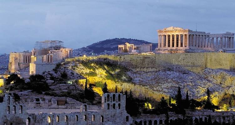 Akropolis van Athene verlicht bij schemering.