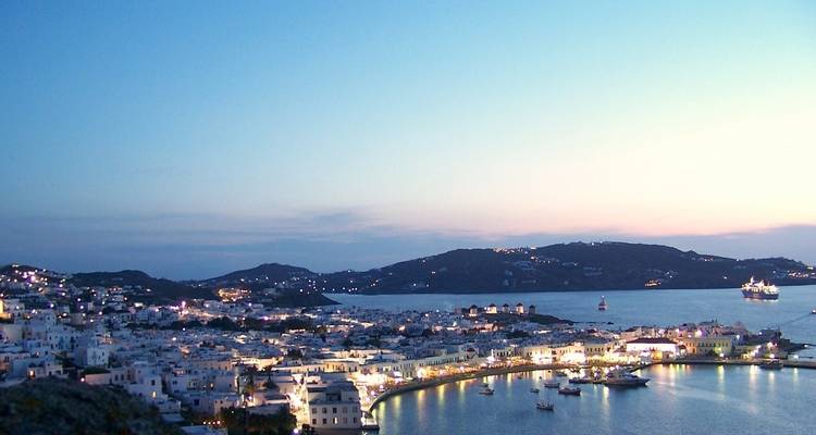 Schemerzicht van een kustplaats aan zee op Mykonos.