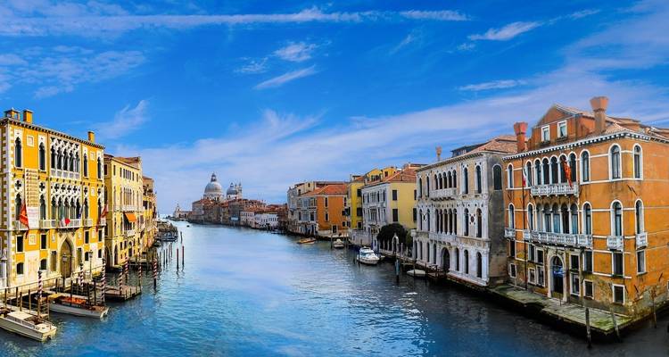 Venezianischer Kanal mit historischen Gebäuden und Himmel.