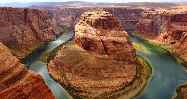 Ein Fluss, der sich durch eine tiefe Canyonlandschaft schlängelt.
