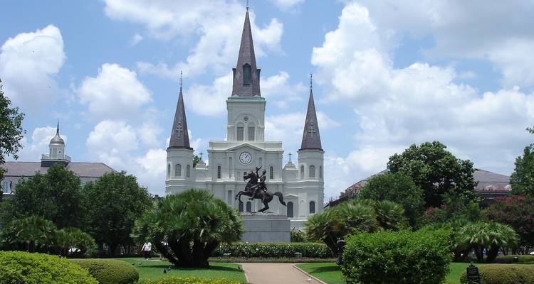Una catedral con una estatua de Andrew Jackson en frente.