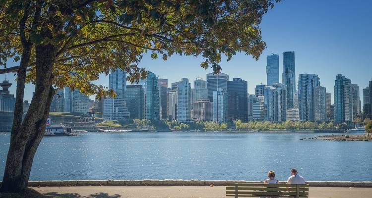 Personnes profitant d'une vue sur un paysage urbain depuis le front de mer
