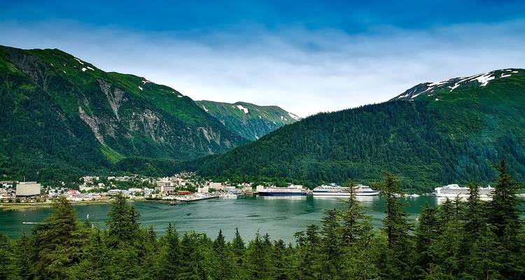 Bateaux de croisière avec un paysage de montagne en arrière-plan