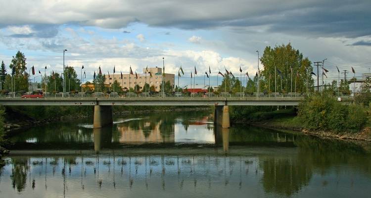 Pont avec des drapeaux traversant une rivière