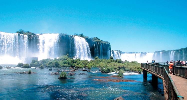 Iguazu-watervallen met bezoekers op een uitkijkplatform.