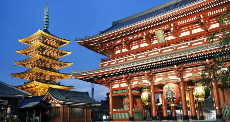 Vue crépusculaire de la porte Kaminarimon du temple Senso-ji et de la pagode à cinq étages illuminée sous un ciel bleu profond à Tokyo.