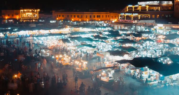 Drukke nachtmarkt in Marrakesh.