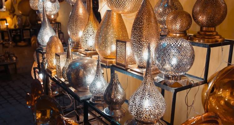 Decoratieve Marokkaanse lampen in de etalage.