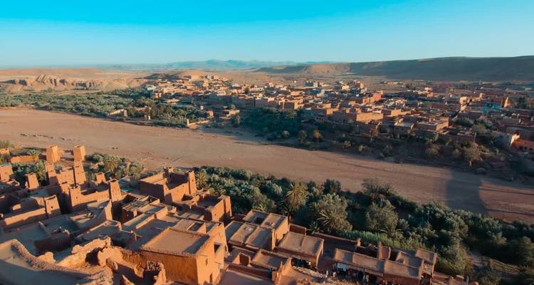 Zicht op het dorp Ait Benhaddou en het droge landschap.