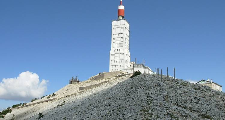 Torre de comunicaciones en la cima de una montaña rocosa.