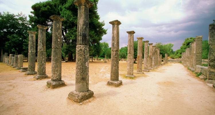 Des ruines anciennes avec des colonnes dans un cadre luxuriant.