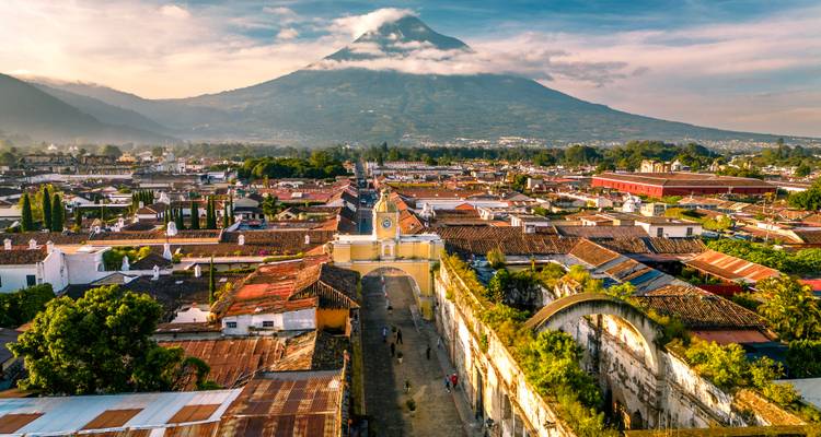 Luchtfoto van historisch Antigua met iconische gele boog en vulkaan in de verte