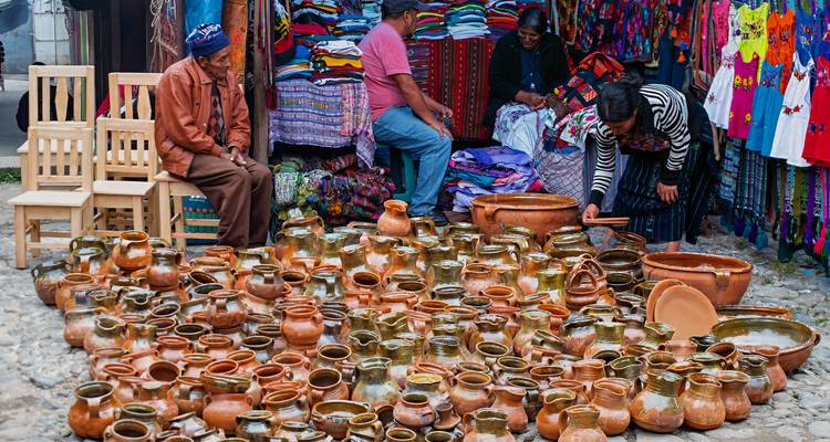 Lokale ambachtslieden verkopen handgemaakte aardewerk op drukke openluchtmarkten in Guatemala